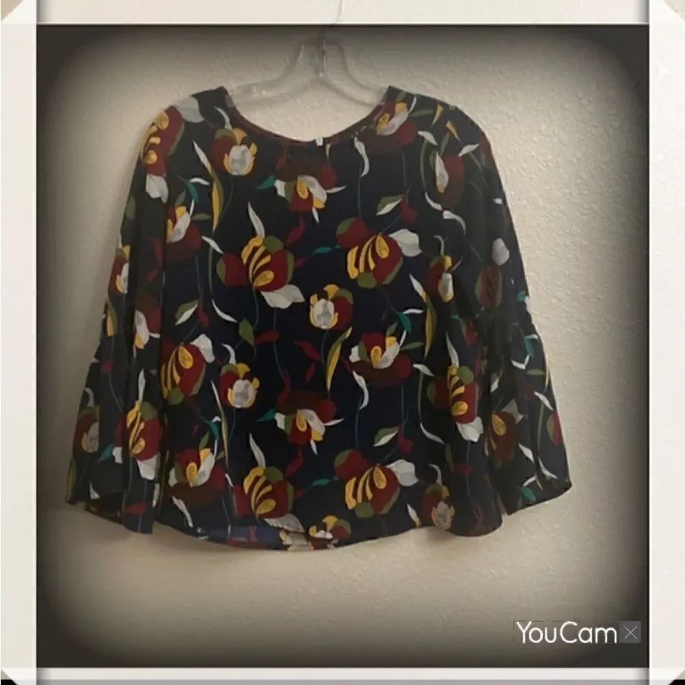🌹🌸🌺W5 Concepts Bell Sleeve
Floral Blouse